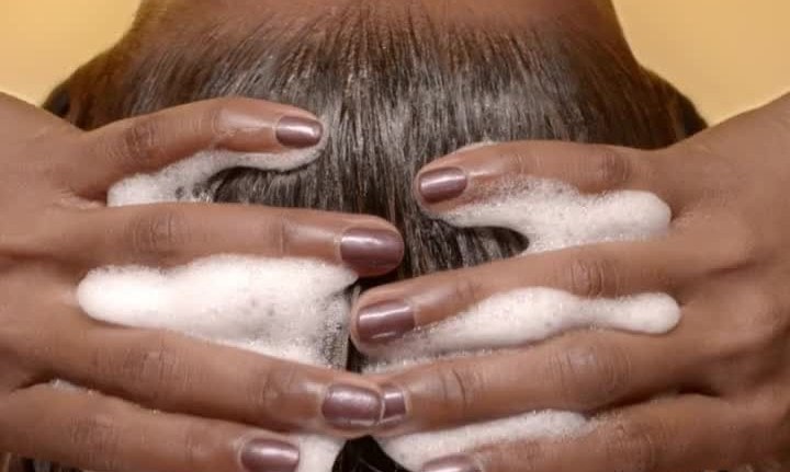 Cómo realizar una rutina de hidratación profunda en el pelo | L'Oréal Paris